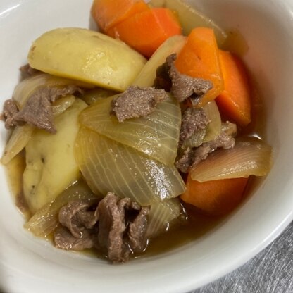 自分が作る肉じゃがは牛肉ではなく豚肉で、にんじんは入れずに白滝を入れますが、レシピ参考にさせていただきました。